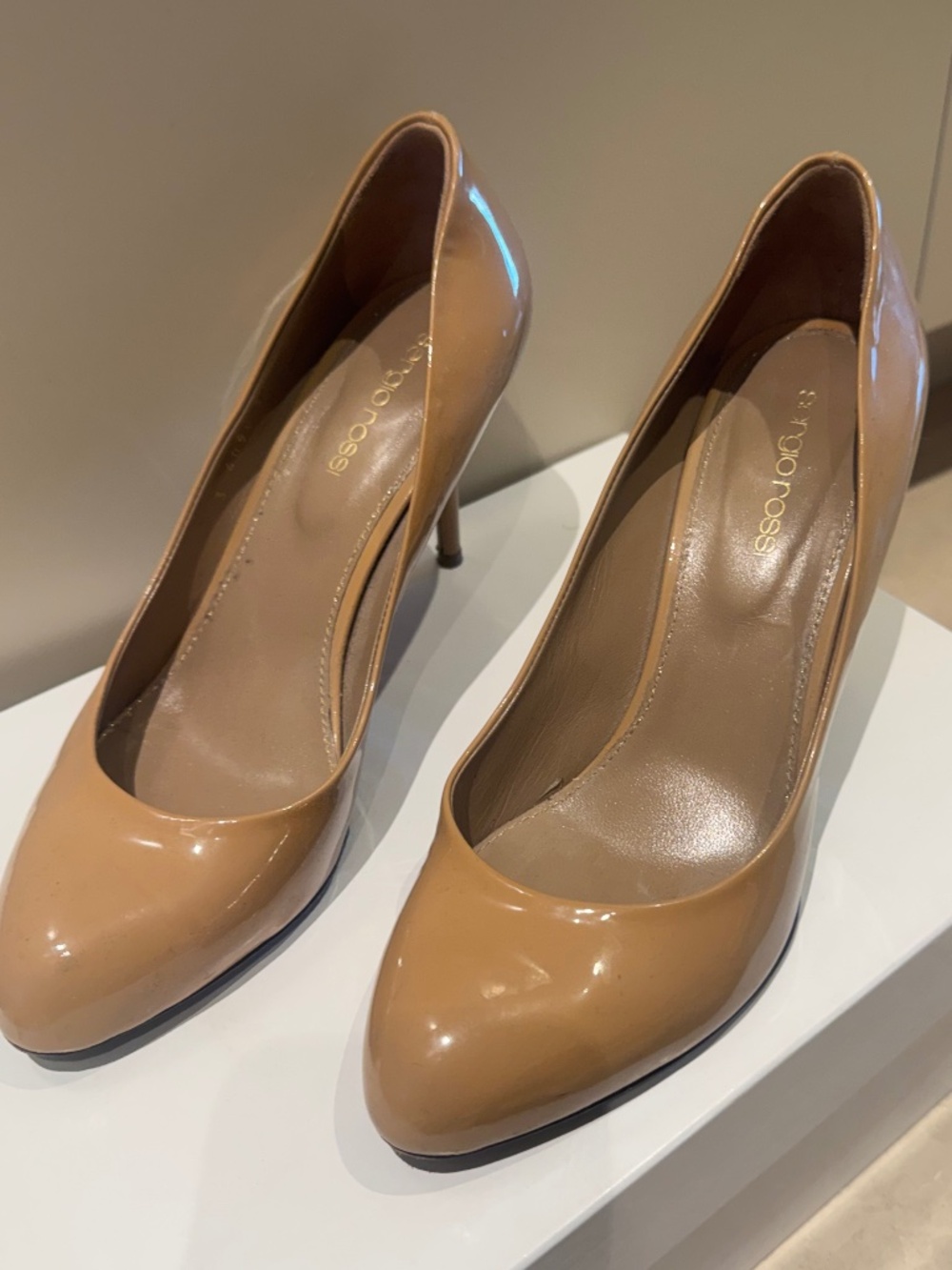 SERGIO ROSSI Nude Patent Leather Round Toe Stiletto Heel Pump